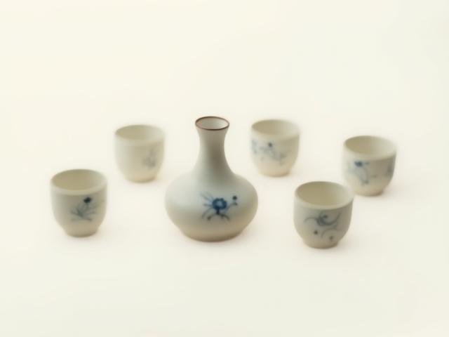 日本酒の器と徳利のセット、繊細な手描きの模様入り