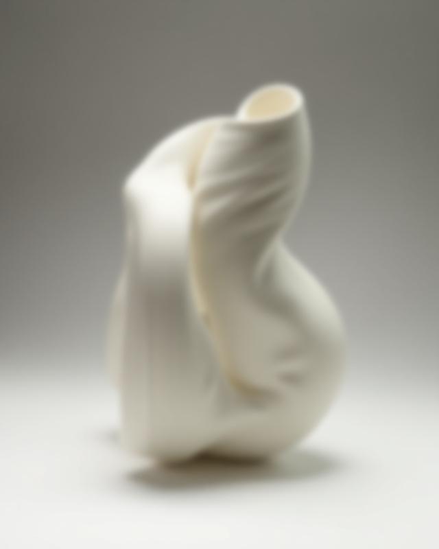 抽象的な曲線とミニマリストな美学を持つ彫刻的な陶器作品